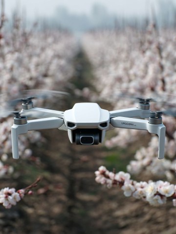 Агродрон для эффективного удобрения и обработки полей